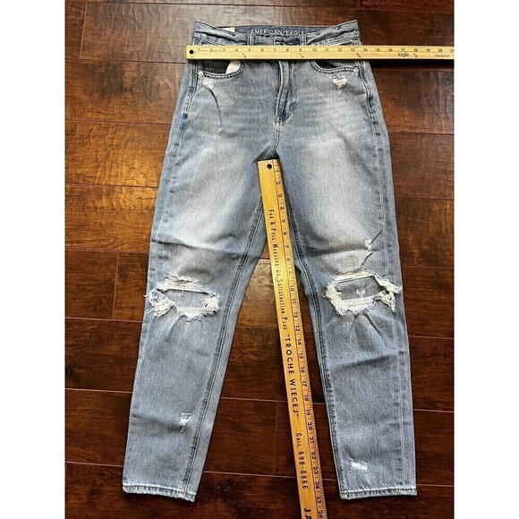 American Eagle Distressed High Rise Light Wash Mom Jean Sz 2 - Picture 5 of 8